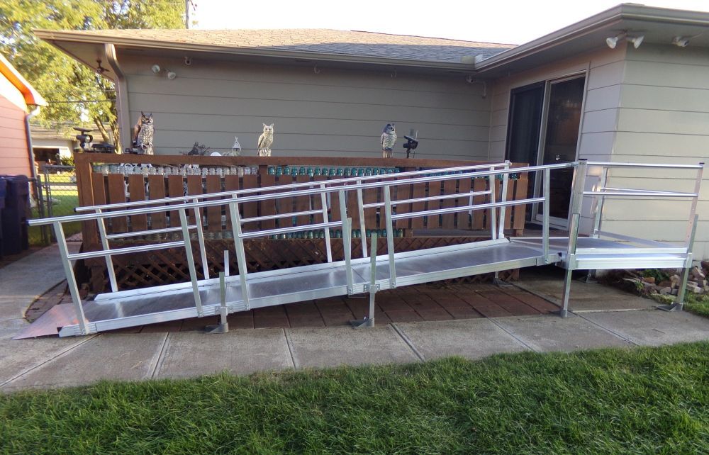 The Silver Spring Clearway Straight Modular Ramp has an extruded tread surface features raised ribs that grip soles and tires with exceptional slip resistance.