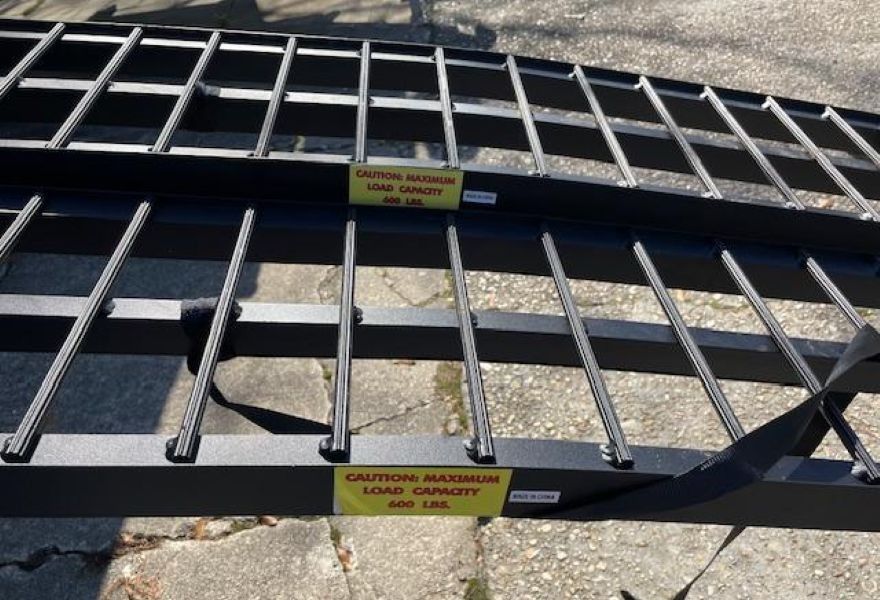 Serrated crossbars on arched loading ramp