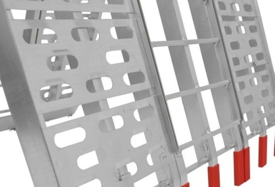 Serrated crossbars and rubber-coated fingers on loading ramp