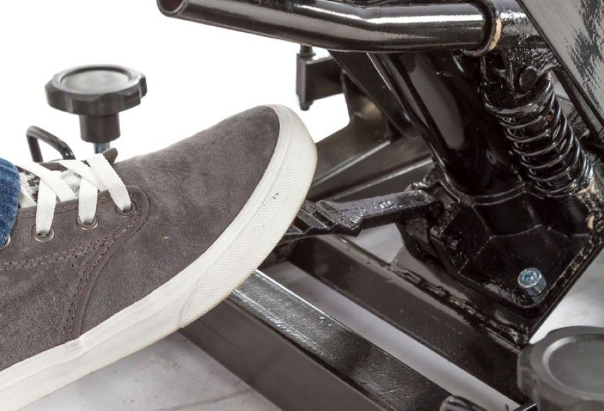 Motorcycle lift with hydraulic foot pump