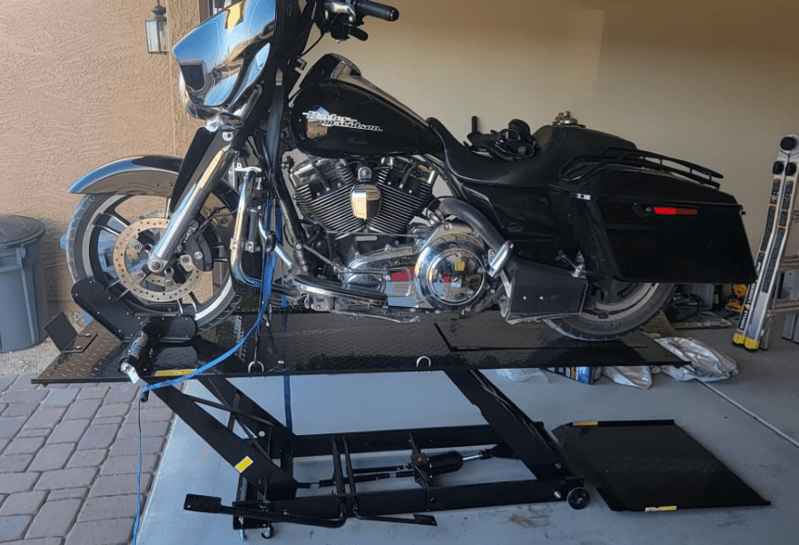 Mobile motorcycle lift table with loading ramp