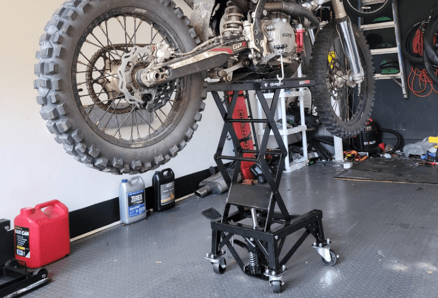 Dirt bike lift with rubber top pad and safety bar