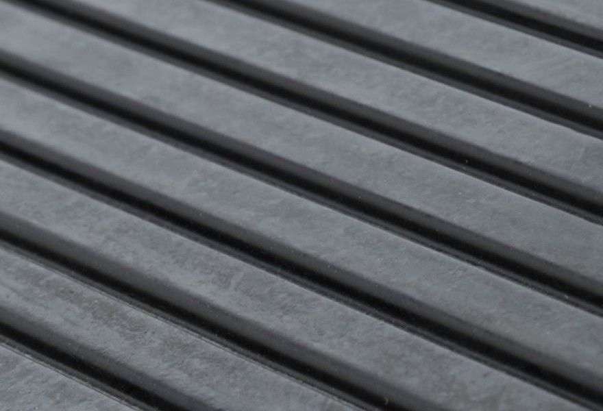 Rubber curb ramp with ribbed traction surface