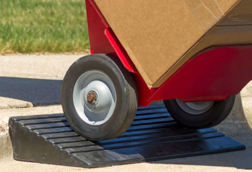 Heavy-duty rubber curb ramp