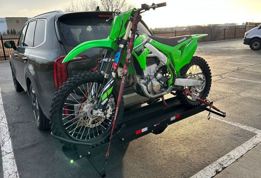 Motorcycle carrier with extra-long loading ramp