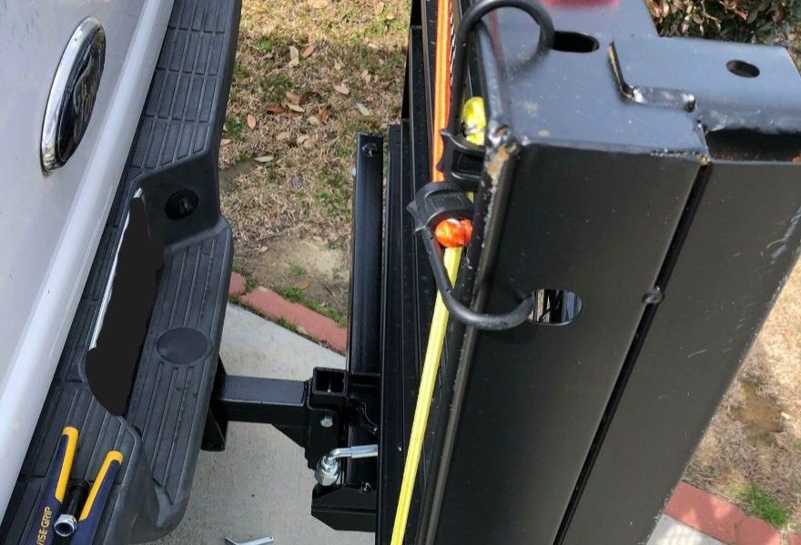 swing-away arm creating clearance between carrier and vehicle
