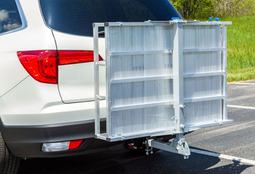 Folding mobility carrier raised against vehicle