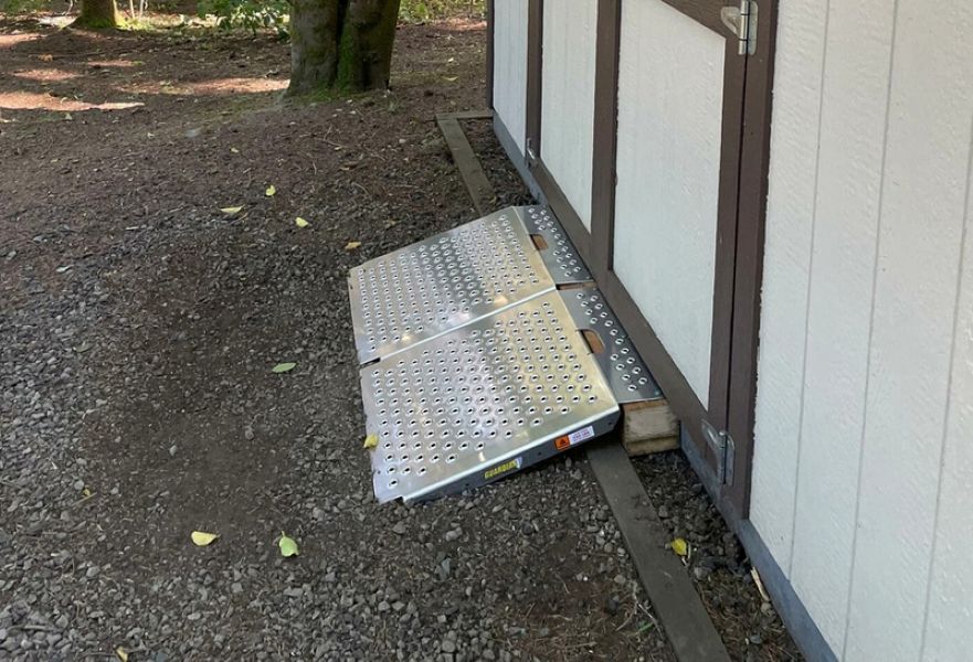 Lightweight aluminum shed ramp with carrying handle