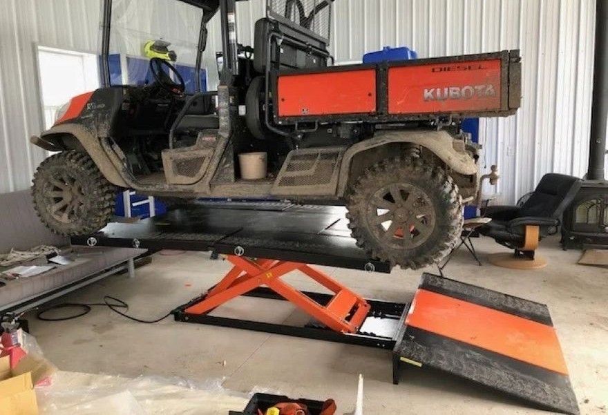 Extra-wide lift table for UTVs and other powersports vehicles