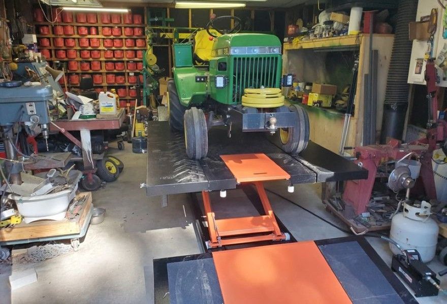 Powersports lift table with loading ramp and side extensions
